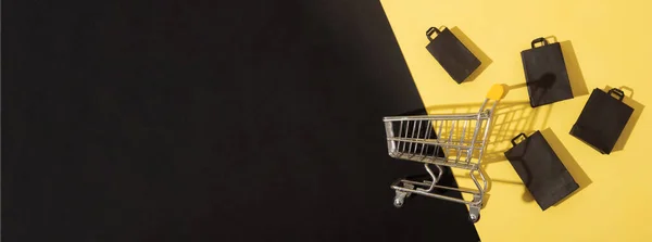 Banner Mit Flachen Legen Miniatur Supermarkt Warenkorb Mit Einkaufstaschen Schwarz — Stockfoto