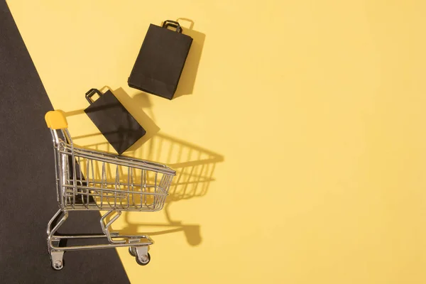 Flach Liegender Miniatur Supermarkt Einkaufswagen Mit Einkaufstaschen Schwarzem Freitagsverkauf Auf — Stockfoto