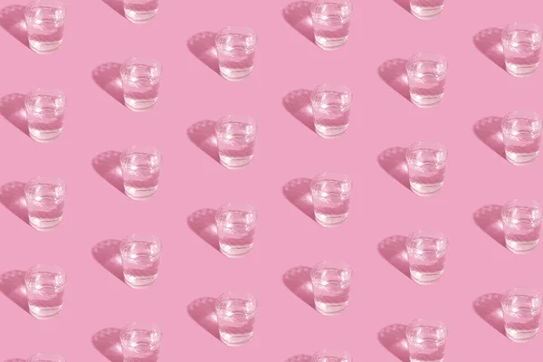 Γυαλιά Νερό Και Σκιά Μοτίβο Ροζ Φόντο — Φωτογραφία Αρχείου