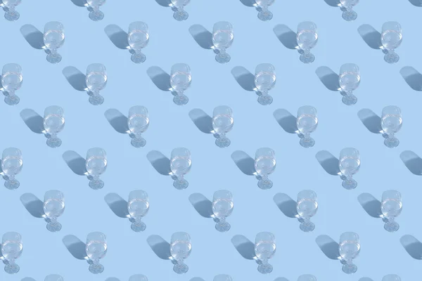 青い背景に水と影のパターンを持つメガネ — ストック写真