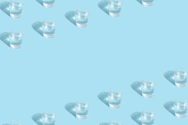 Γυαλιά Νερό Και Σκιά Μοτίβο Μπλε Φόντο Αντίγραφο Χώρου — Φωτογραφία Αρχείου