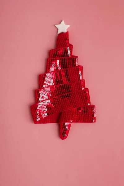 Вітальня Червоним Абстрактним Блискучим Різдвяним Деревом Зроблена Стрічки Веселого Різдва — стокове фото