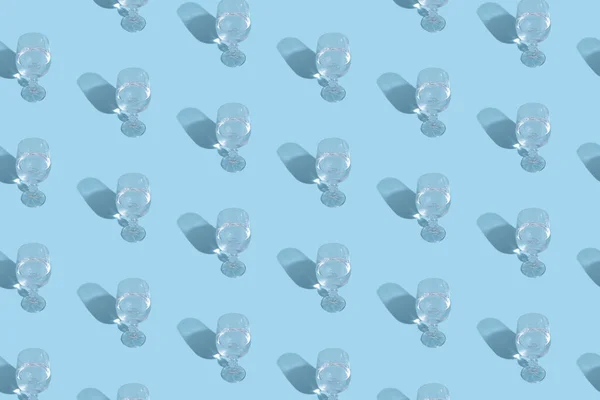 Γυαλί με νερό και σκιά μοτίβο σε μπλε φόντο — Φωτογραφία Αρχείου