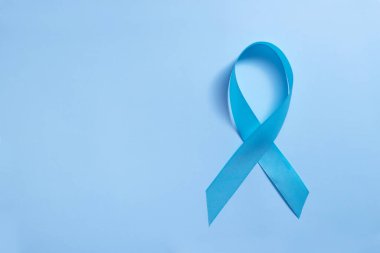 Dünya Diyabet Günü 'nün mavi arka plan sembolünde mavi kurdele