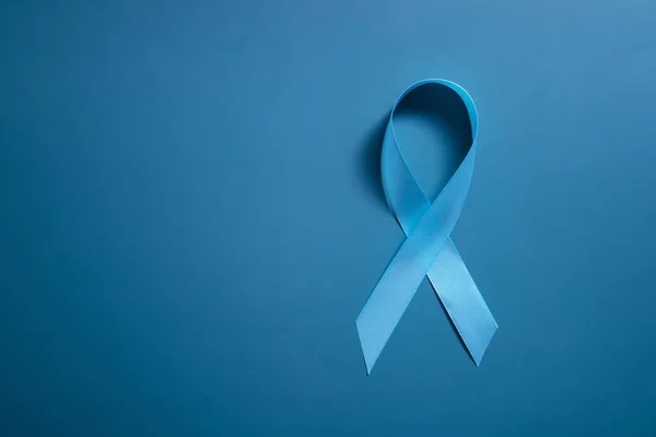 Fita azul no fundo azul símbolo do mundo diabetes dia 14 novembro espaço de cópia — Fotografia de Stock