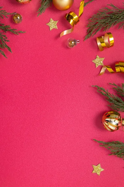 Natale Sfondo Rosso Con Elementi Decorativi Rami Verdi Piatto Laici — Foto Stock