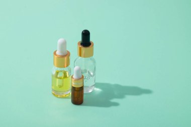 Kozmetik yağ şişeleri ya da naneli pipetli serum.