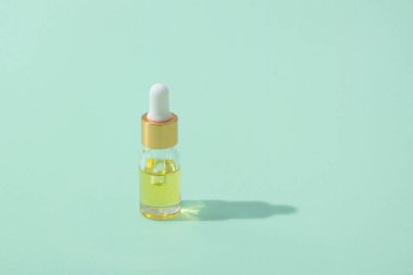 Kozmetik yağlı damlatıcı şişesi ya da naneli pipetli serum fotokopi alanı