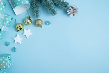 Mutlu noeller ve yeni yıl hediyeleri dekor fotokopi alanı ile paketleniyor. Xmas sanat arkaplanı