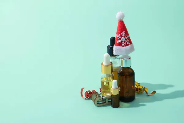 Druppelflesjes Met Cosmetische Olie Serum Met Kerstdecor Kopieerruimte — Stockfoto