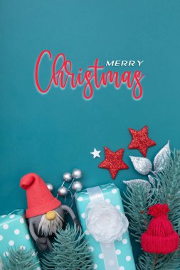 Mutlu noel tebrik kartı ve turkuaz arka planda kış tatili süslemeleri.
