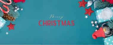 Turkuaz arka planda, yassı kış tatili süsleri serili Noel karşılama pankartı