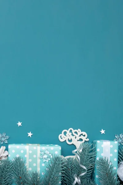 Natal plano leigos fundo com presentes, bagas e pinho em fundo turquesa com espaço de cópia — Fotografia de Stock