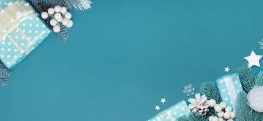 Düz Noel hediyesi, böğürtlen ve çam ağacından yapılmış arka plan fotokopi aletiyle Mutlu Noeller.