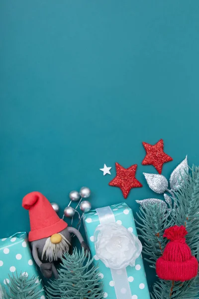 Biglietto di auguri natalizio con decorazioni piatte per le vacanze invernali su sfondo turchese con spazio copia — Foto Stock