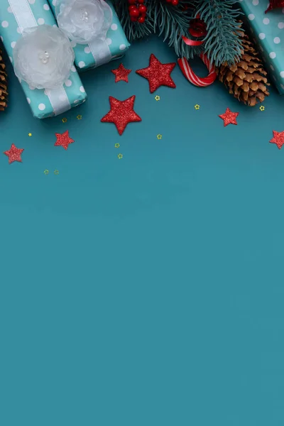 Composição Natal Presentes Cones Pirulitos Estrelas Com Formato Vertical Espaço — Fotografia de Stock