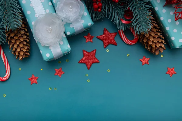Composição Natal Presentes Cones Pirulitos Estrelas Com Espaço Cópia — Fotografia de Stock