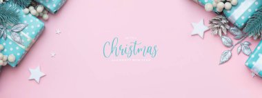 Mavi hediyeli, böğürtlenli ve çam ağacından düz pembe arka planda  