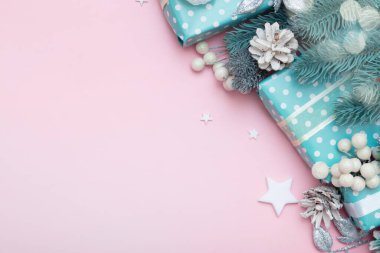 Noel ya da Yeni Yıl arkaplanı, Noel süslemeleri ve köknar dallarından yapılmış sade kompozisyon, düzlük, karşılama metni için boş alan