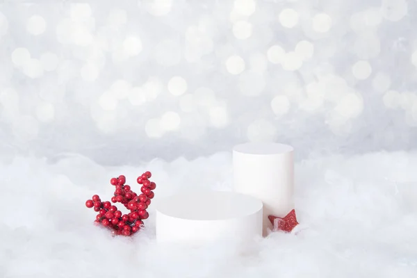 Modello Podio Cosmetici Sulla Neve Con Bacche Decorative Sfondo Bokeh — Foto Stock