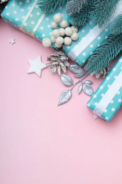 Різдвяні Вітальні Листівки Блакитними Подарунками Ягодами Сосновою Квартирою Лежать Рожевому — стокове фото