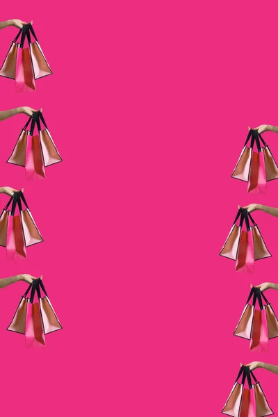 Torby Zakupy Kobiecej Dłoni Różowym Tle Kopią Przestrzeni Pionowej Formatu — Zdjęcie stockowe