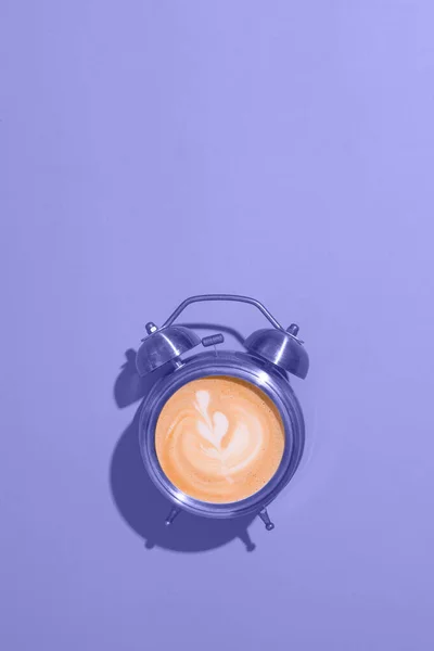 Reloj Despertador Encendido Con Café Espumoso Patrón Sombras Duras Levantamiento — Foto de Stock
