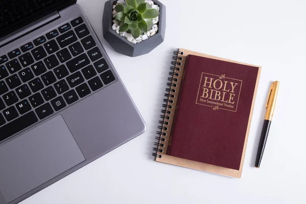 Bible Laptop Work Table Top View Bible Study Online Concept — Foto Stock