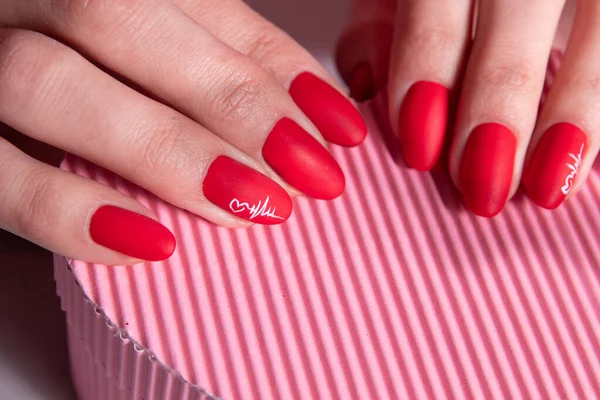 Czerwony Matowy Manicure Kobiecych Dłoniach Walentynki — Zdjęcie stockowe