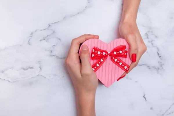 Ροζ Κουτί Δώρου Σχήμα Καρδιάς Για Την Ημέρα Του Αγίου — Φωτογραφία Αρχείου