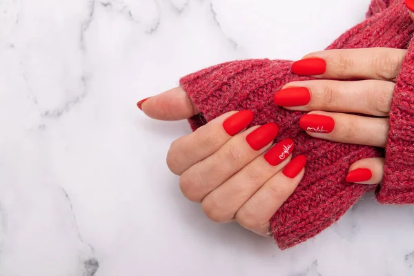 Czerwony Matowy Manicure Kobiecych Dłoniach Walentynki Zima Kreatywna Kobieta Manicure — Zdjęcie stockowe