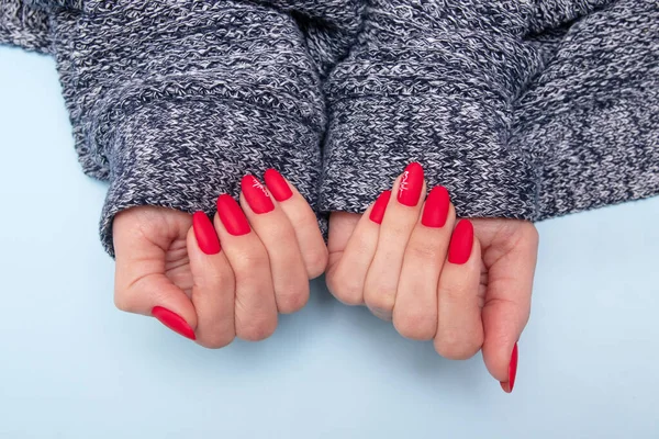 Rode Matte Manicure Vrouwelijke Handen Voor Valentijnsdag — Stockfoto