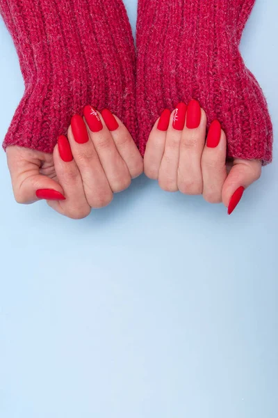 Κόκκινο Ματ Μανικιούρ Γυναικεία Χέρια Πουλόβερ Για Την Ημέρα Του — Φωτογραφία Αρχείου