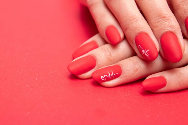 Czerwony Matowy Manicure Kobiecych Dłoniach Walentynki — Zdjęcie stockowe