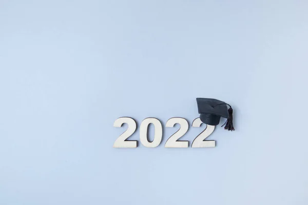 2022届毕业生 头戴木帽 灰色背景 复印空间 2022届毕业生 — 图库照片