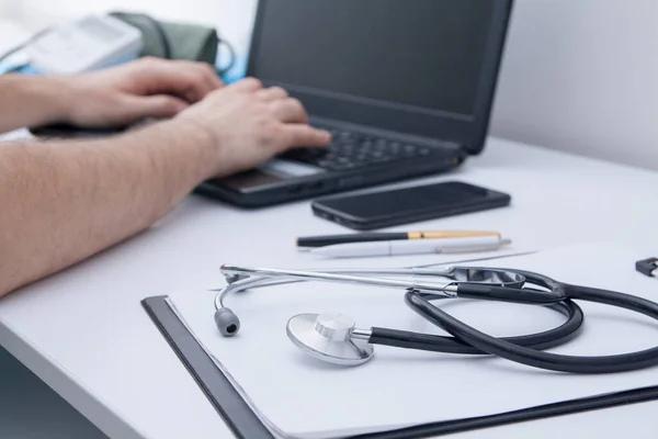 Doctors Desk Stethoscope Clip Board Medical Care Online Concept — 스톡 사진
