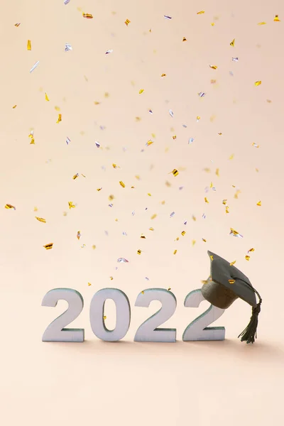 2022年毕业典礼 戴着一顶带着飞碟的毕业帽在2022年木制编号上毕业 — 图库照片