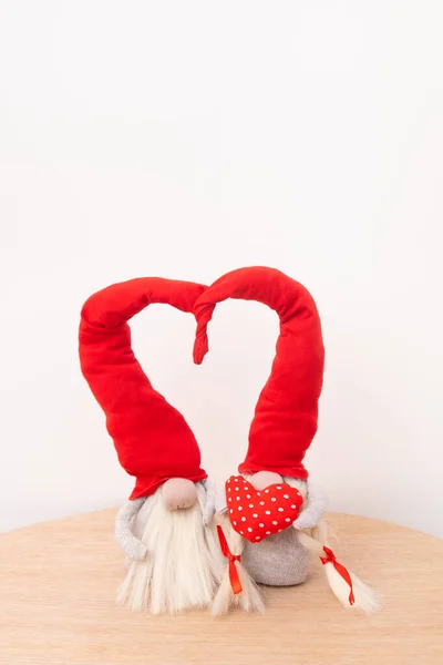 Dos Gnomos Enamorados Gorras Rojas Con Forma Corazón Sobre Fondo —  Fotos de Stock