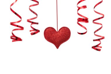 Kırmızı parıltılı kalp ve parlak spiraller beyaza izole edilmiş. Sevgililer Günü için dekorasyonlar