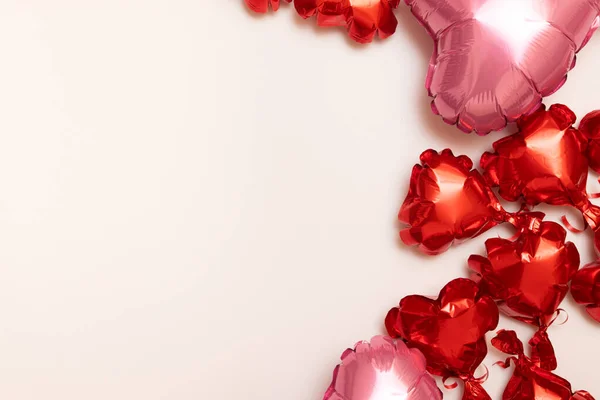 Walentynki puste kartki z balonami foliowymi w kształcie serca na beżowym tle z przestrzenią do kopiowania — Zdjęcie stockowe