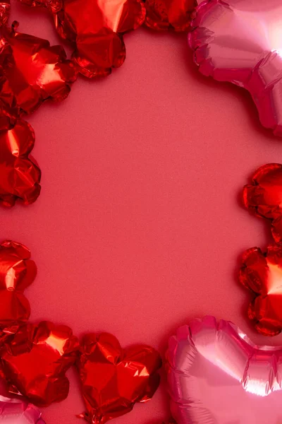 Dia dos Namorados fundo festivo de balões de papel alumínio na forma de um coração no fundo vermelho com espaço de cópia — Fotografia de Stock
