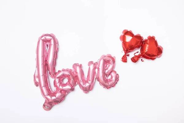 Ünnepi háttér Valentin-nap a fólia léggömbök alakja szív és szerelem szó fehér háttér — Stock Fotó