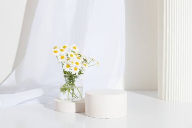 Boş silindirik podyum ya da beyaz arka planda papatya çiçekleri olan kadife. Boş raf ürünü ayakta duran arkaplan