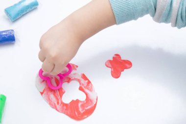 Çocuk elleri, çocukların yaratıcılığı için hamur oynar. İnce motor becerilerinin geliştirilmesi için tahta oyunu.