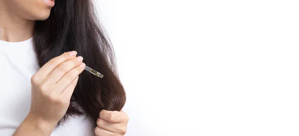 Wanita Dengan Rambut Panjang Dan Pipet Tangannya Perawatan Rambut Dan — Stok Foto