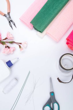 Bükülmüş kağıttan sakura çiçekleri ile bir bahar dalı oluşturmak için araç ve gereç. Kendin yap..