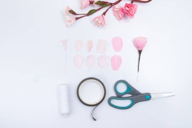 Bükülmüş kağıttan sakura çiçekleri olan bir bahar dalı oluşturuluyor. DIY Master sınıfı.