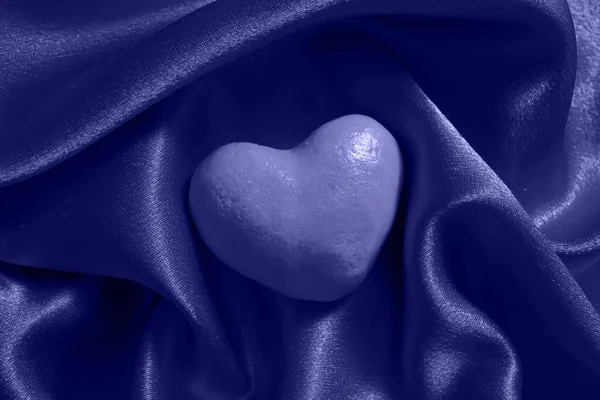 Herzform Auf Satin Stoff Hintergrund Mit Falten Sehr Peri Trendige — Stockfoto