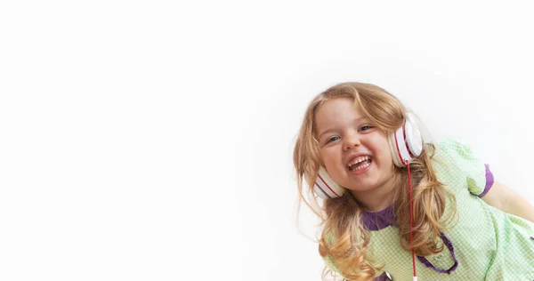 Веселая Забавная Маленькая Девочка Наушниках Белом Фоне Музыка Развлечения Онлайн — стоковое фото