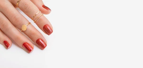 Baner Manicure Żel Lakier Czerwony Kolor Musujących Kobiecych Rękach Pierścieniami — Zdjęcie stockowe